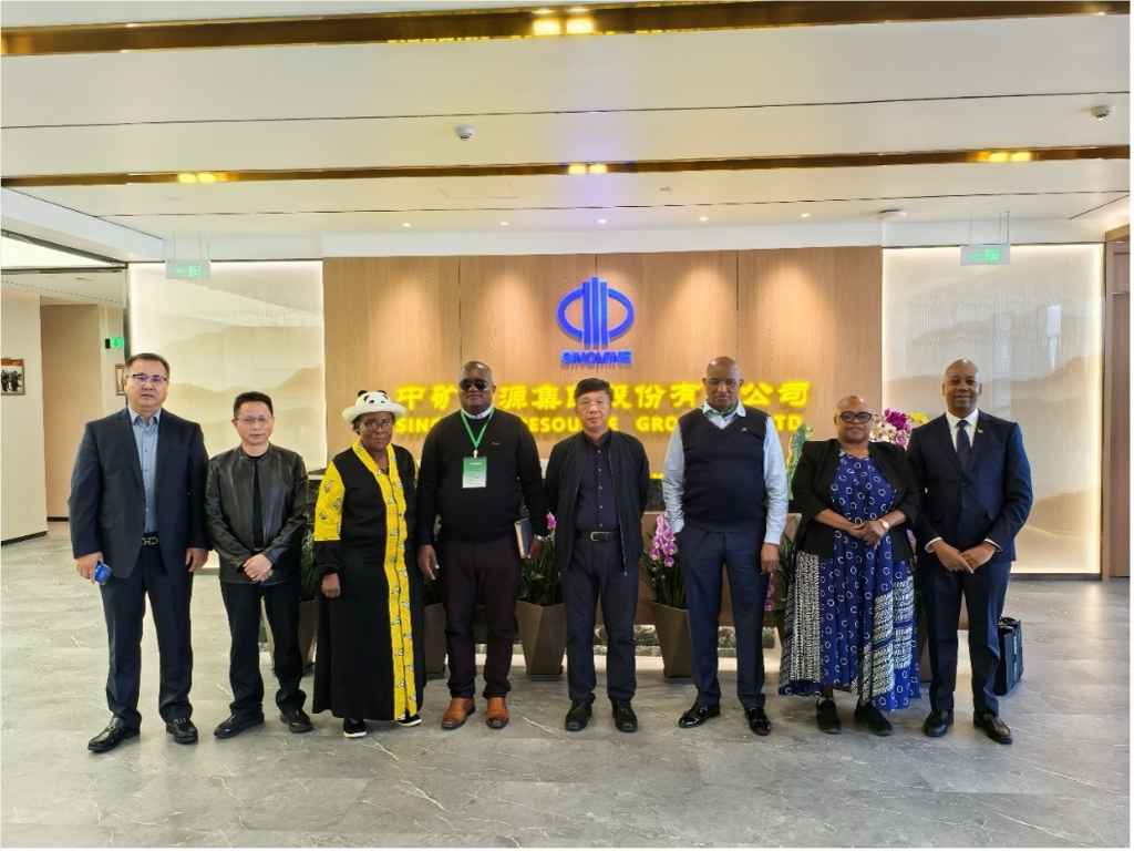 津巴布韦马斯温戈省省长一行到访大满贯PG资源集团总部